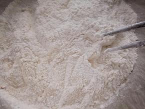 南瓜温热的时候放入面粉，砂糖，酵母和温水。