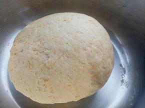 和成团盖保鲜膜进行发酵。