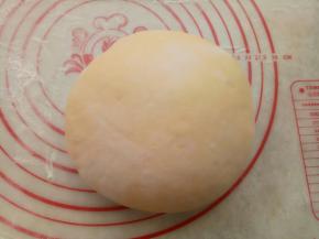 取出面团，撒点面粉揉面，多揉一会，越揉越好吃。我大概揉了10分钟左右。