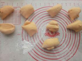 分成你需要的份数（这里我不光做了热狗馒头还做了些别的）