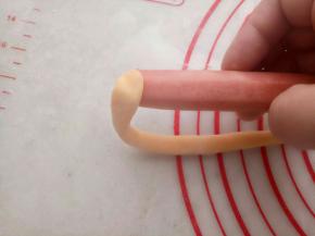 烤肠头部沾一点水，像这样把面的一头粘上