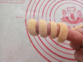 顺着缠在烤肠上。