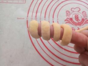 顺着缠在烤肠上。