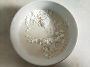 80克牛奶加40克玉米淀粉搅拌至淀粉完全融化。