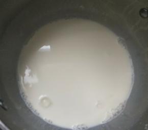 剩余的牛奶加淡奶油小火煮开。