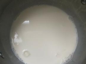剩余的牛奶加淡奶油小火煮开。
