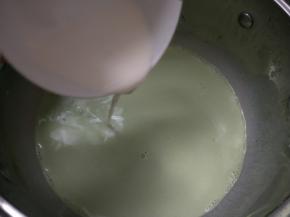 加入有玉米淀粉的牛奶，不停搅拌。