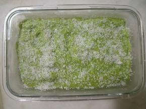 倒入模具刮平表面，撒上适量椰蓉。