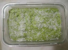 倒入模具刮平表面，撒上适量椰蓉。