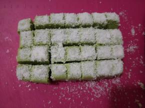 脱模时用牙签沿边缘划一圈，轻拍底部，切小块。