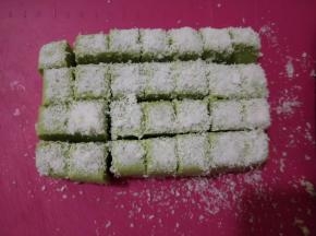 脱模时用牙签沿边缘划一圈，轻拍底部，切小块。