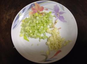 葱、蒜切碎粒备用