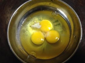 鸡蛋打入碗中，加白胡椒粉