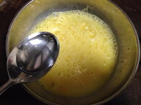 充分搅打均匀（最好打出泡沫）后加入一勺水搅匀