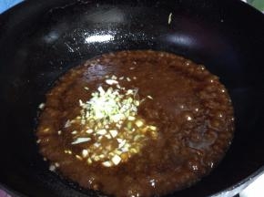 下入葱、蒜碎烹入料酒煮至变色