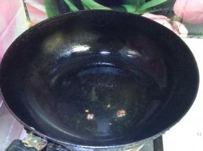 锅内再加油（比平时炒菜的油要多一些）小火放入大料瓣炸成紫色捞出不用