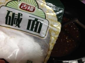 重点来了，就是这个食用碱，这可是酱好吃的秘密