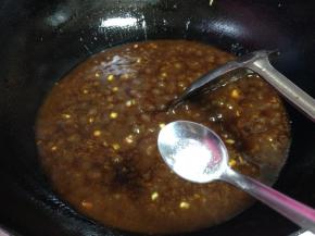 加入黄豆粒大的一点碱面（千万不要多，多了会发苦的）