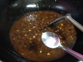 加入黄豆粒大的一点碱面（千万不要多，多了会发苦的）