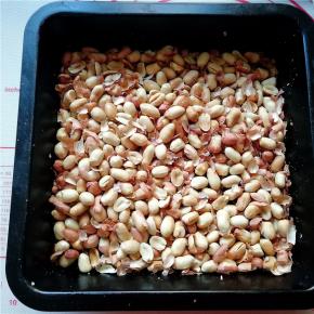 花生放入烤盘中烤制九分熟。也可以用微波炉烤或者直接放入锅里炒制。掉下来的花生皮去掉，不要直接搓掉花生皮。