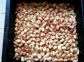 花生放入烤盘中烤制九分熟。也可以用微波炉烤或者直接放入锅里炒制。掉下来的花生皮去掉，不要直接搓掉花生皮。