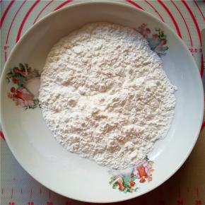 淀粉放入盘中，用微波炉烤制泛黄，发出香味即可。