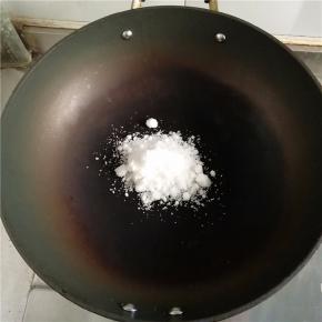 锅里加入糖粉。