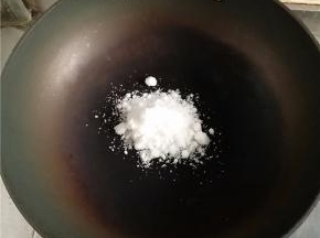 锅里加入糖粉。