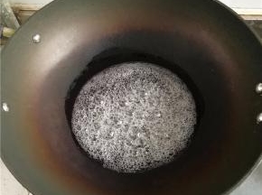 熬至粘稠冒大而密的泡