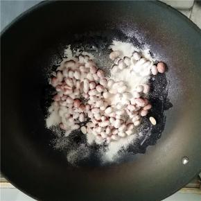 筛入炒好的面粉，迅速翻匀