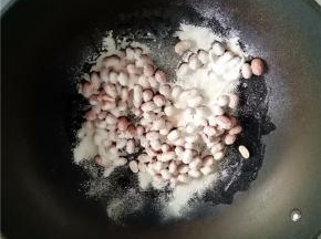 筛入炒好的面粉，迅速翻匀