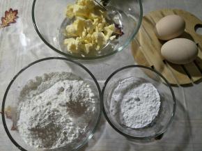 准备材料。
鸡蛋洗干净，凉水入锅，水开后10分钟煮熟，放入到凉水中，取出。
低筋面粉和玉米淀粉，奶粉混合搅匀。
盐和糖粉混合。