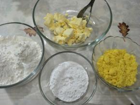 取蛋黄，过筛成蛋黄蓉。