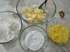 取蛋黄，过筛成蛋黄蓉。