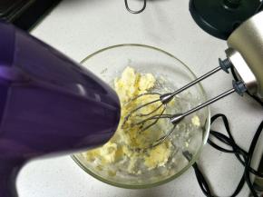 软化黄油，如果气温较低，不好软化，可以用吹风机暖风辅助一下，效果很好。