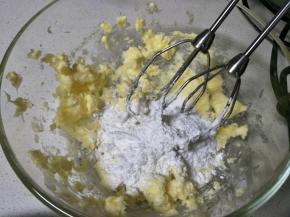 软化好后加入糖粉，搅拌无干粉。