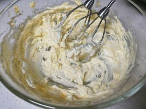 打蛋器搅打到发白蓬松。