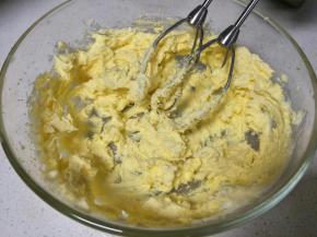 分俩次加入蛋黄。