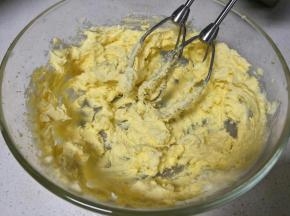 分俩次加入蛋黄。