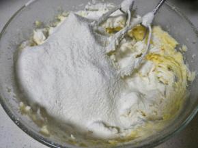 筛入面粉和玉米淀粉的混合物。玉米淀粉用部分奶粉替代饼干会更香。