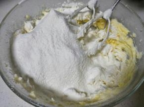 筛入面粉和玉米淀粉的混合物。玉米淀粉用部分奶粉替代饼干会更香。