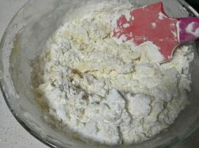 刮刀搅拌，之后可用手把面揉成团即可，不可过度揉。