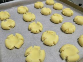 用拇指压扁就会出现自然裂纹了。喜欢蔓越莓的小伙伴可以直接用蔓越莓放到小球顶部一起摁压。