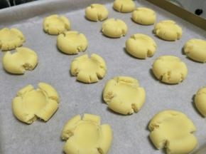 用拇指压扁就会出现自然裂纹了。喜欢蔓越莓的小伙伴可以直接用蔓越莓放到小球顶部一起摁压。