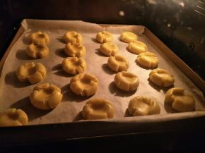 放入预热好的烤箱。150度，20分钟左右。