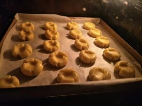 放入预热好的烤箱。150度，20分钟左右。