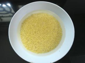 小米提前浸泡至用手指能把米粒碾碎。