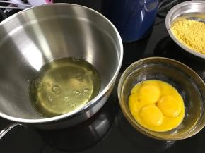 将鸡蛋的蛋黄及蛋白分开。