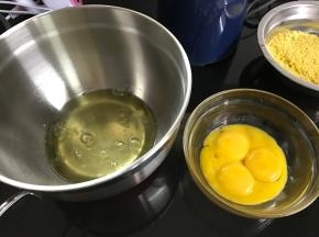 将鸡蛋的蛋黄及蛋白分开。