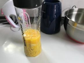 将浸泡好的小米沥一下水，放入搅拌机，加入15克炼乳，50克色拉油和四个蛋黄。